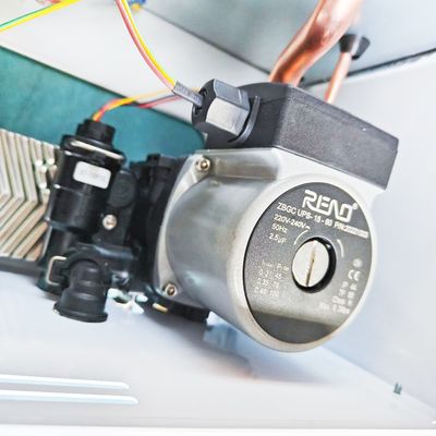 Gaz ścienny wiszący piec na gorącą wodę chiny 40/32/28/26/24kw najwyższej jakości biała powłoka bezstopniowa konwersja częstotliwości